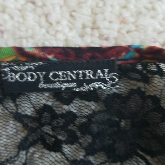 🔥 All $10 items 2/$15! // Lace Back Tank - Picture 3 of 4